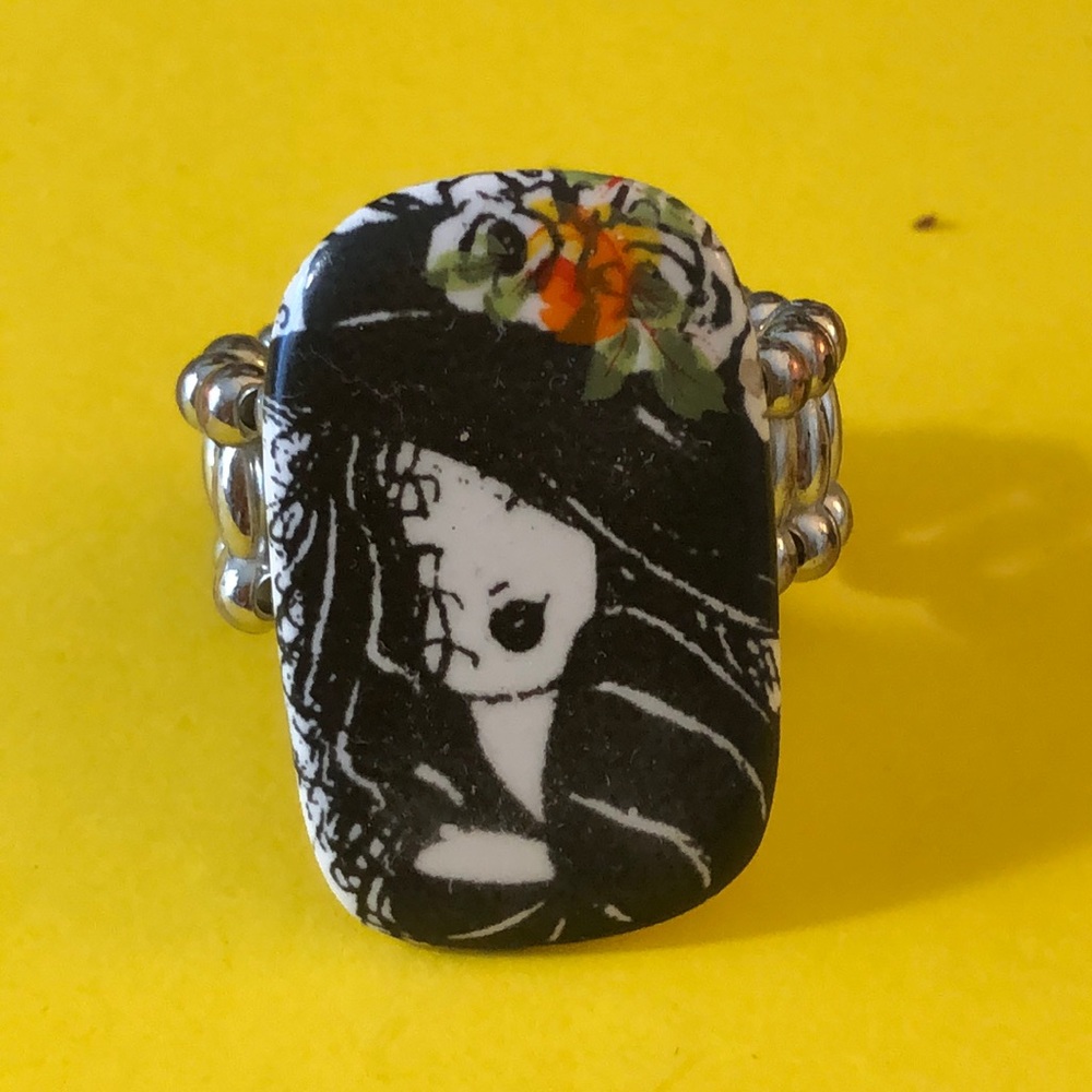 Expandable ring with artwork by Picasso